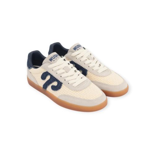 Wushu Ruyi Art Gong 103 sneaker voor dames in off wit met jeans.