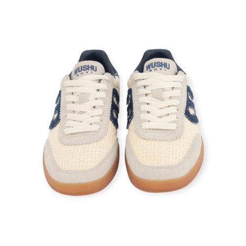 Wushu Ruyi Art Gong 103 sneaker voor dames in off wit met jeans.