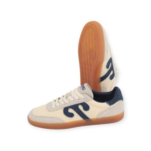 Wushu Ruyi Art Gong 103 sneaker voor dames in off wit met jeans.