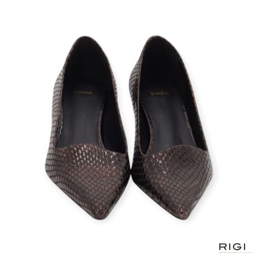 Zinda 3661 pump in donkerbruin python metallic leer voor dames. Zinda 3661 pump in donkerbruin python metallic leer voor dames.