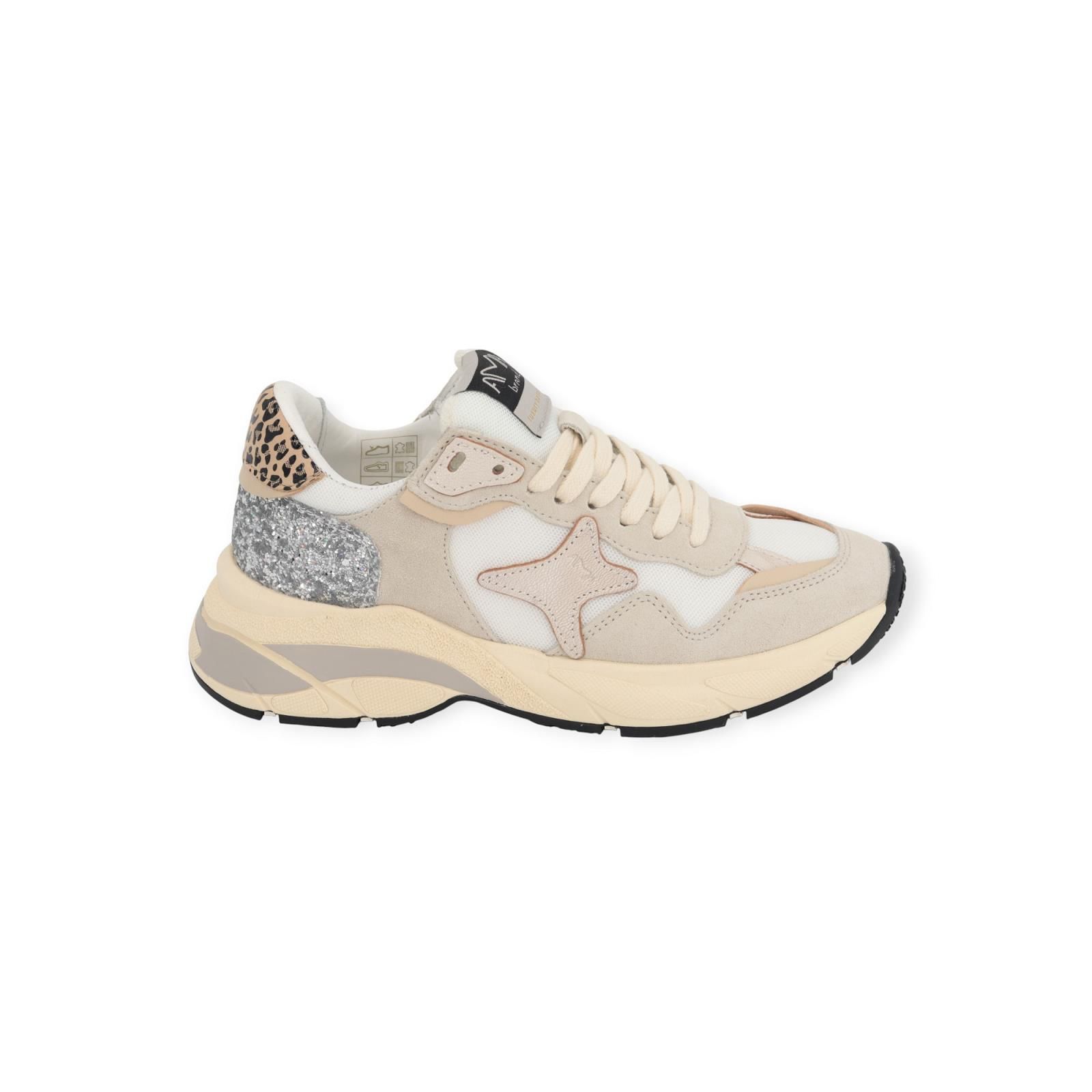 Ama Brand Moon sneaker voor dames in wit. Ama Brand Moon sneaker voor dames in wit.