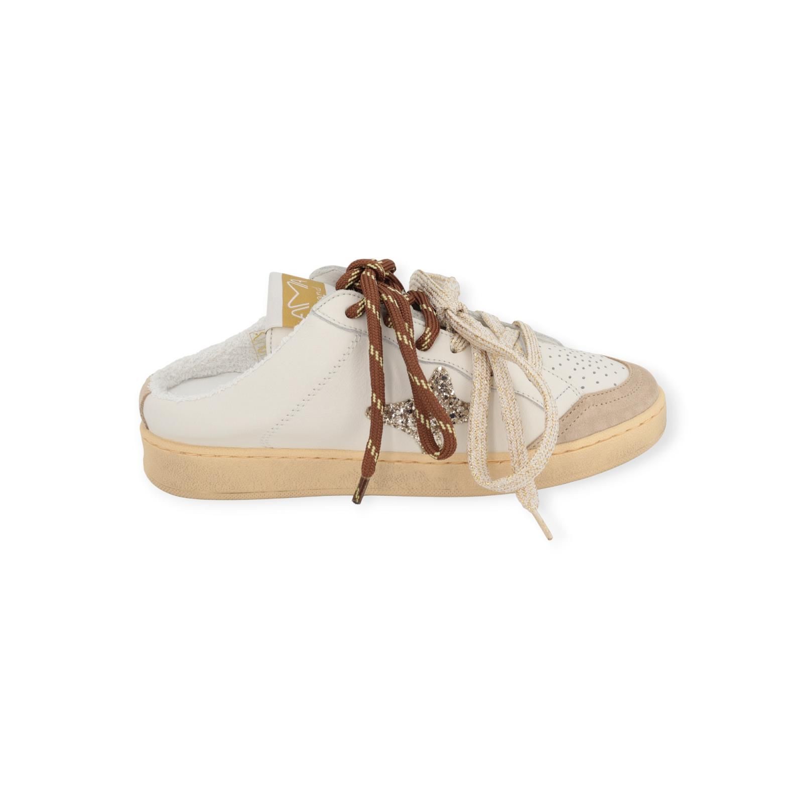 Ama Brand Sabot sneaker voor dames in wit leer. Ama Brand Sabot sneaker voor dames in wit leer.