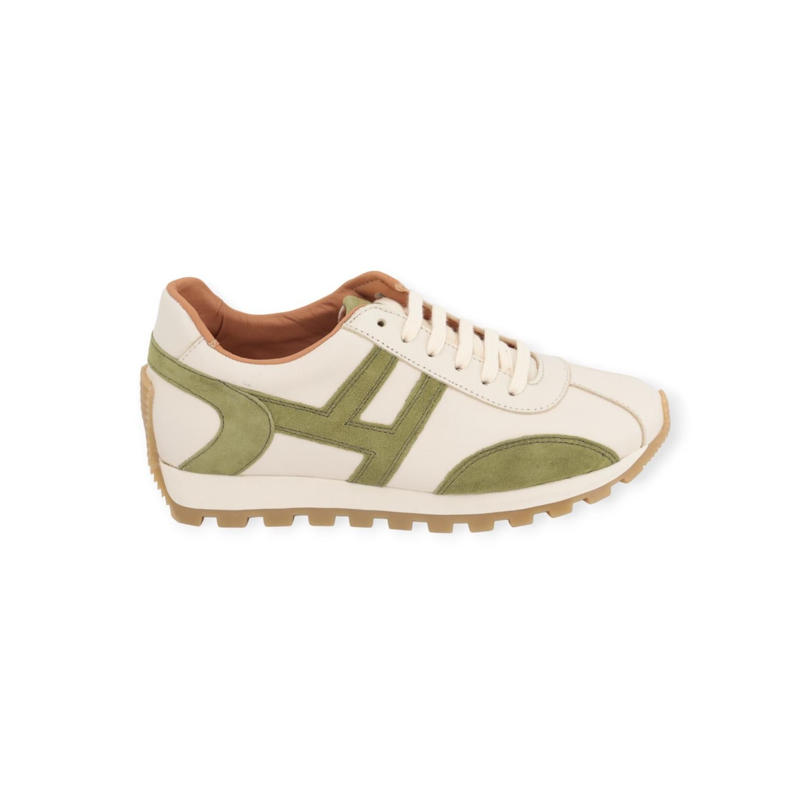 Belang dames sneaker in off wit leer met groen accent. Belang dames sneaker in off wit leer met groen accent.