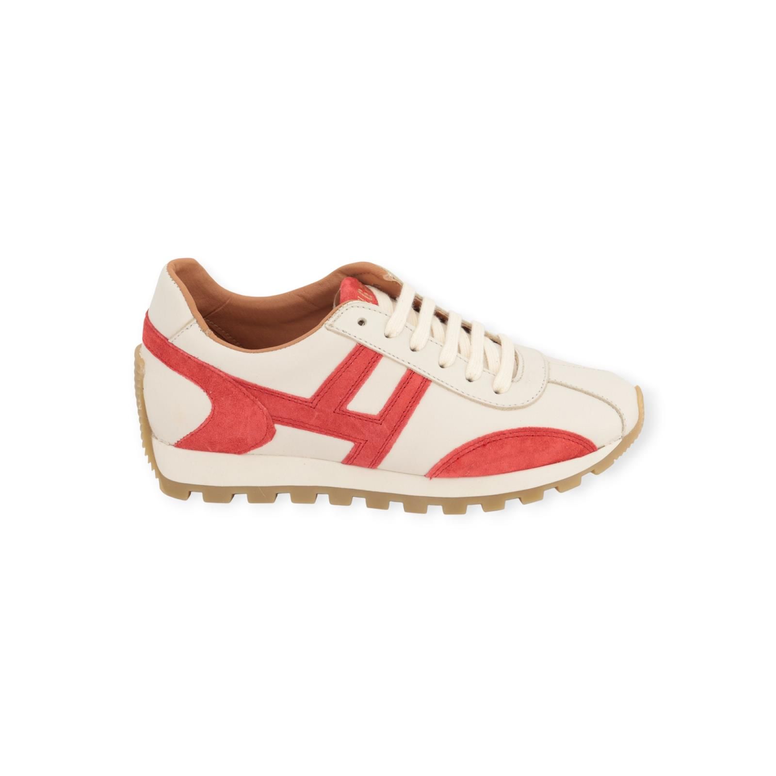 Belang dames sneaker in off wit leer met rood accent. Belang dames sneaker in off wit leer met rood accent.