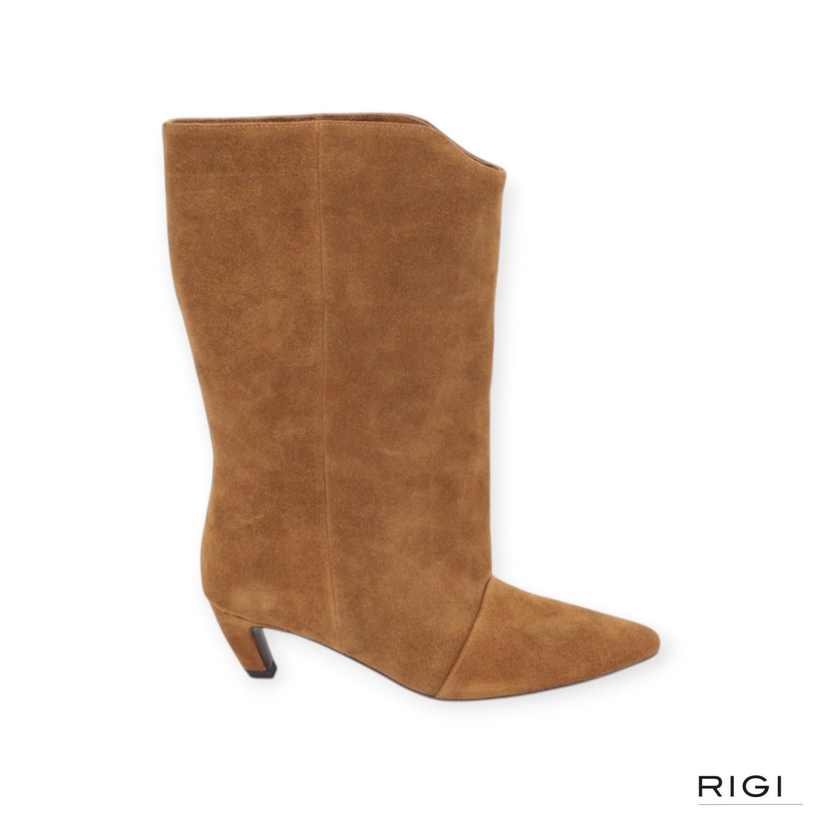 Bibi Lou Naroa enkellaars in cognac suède voor dames. Bibi Lou Naroa enkellaars in cognac suède voor dames.