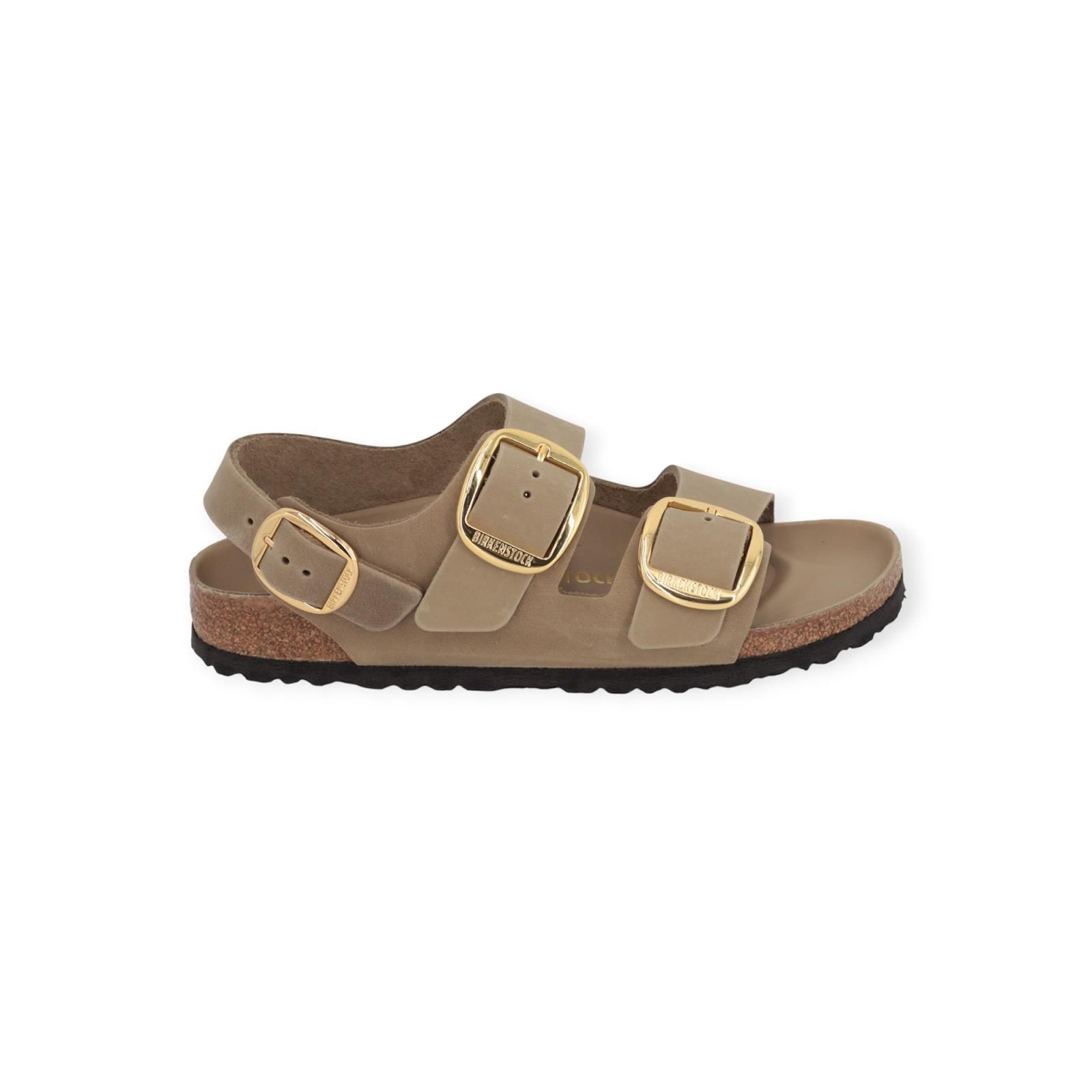 Birkenstock Milano Big Buckle slipper sandaal in taupe (tabacco brown) nubuk. Birkenstock Milano Big Buckle slipper sandaal in taupe (tabacco brown) nubuk.