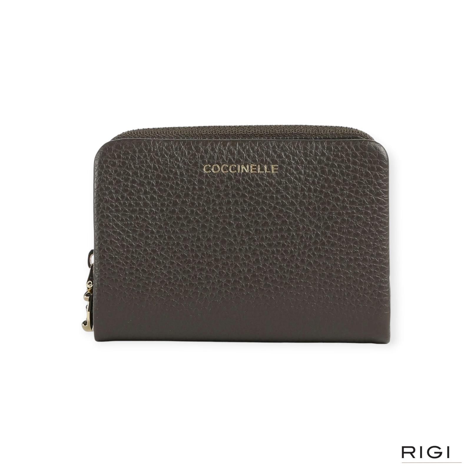 Coccinelle E2TBM11E901 C-Me Softy portemonnee in fango, taupe leer voor dames. Coccinelle E2TBM11E901 C-Me Softy portemonnee in fango, taupe leer voor dames.