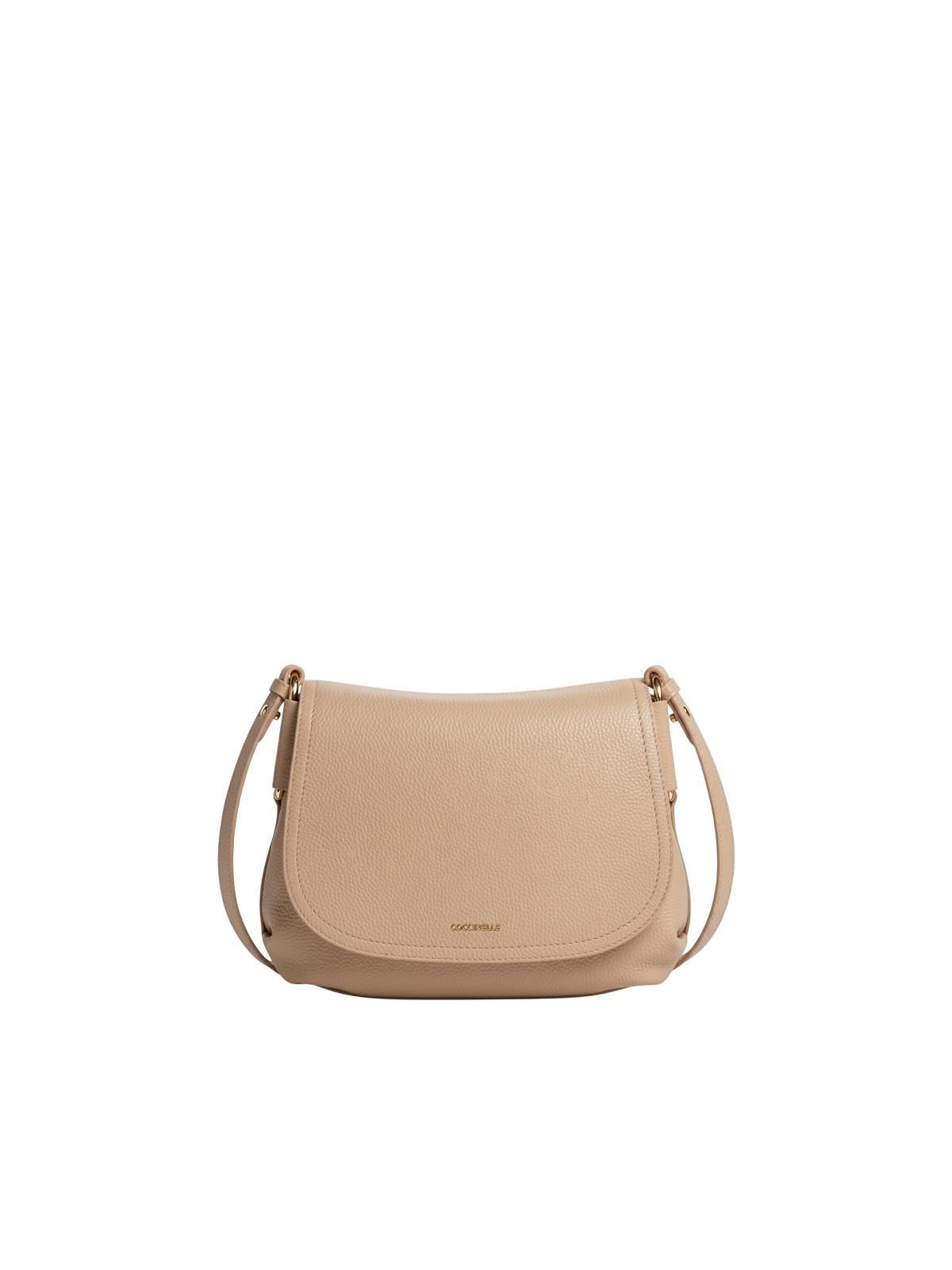 Crossbody Coccinelle Rebekka voor dames in beige sandshell leer. Crossbody Coccinelle Rebekka voor dames in beige sandshell leer.