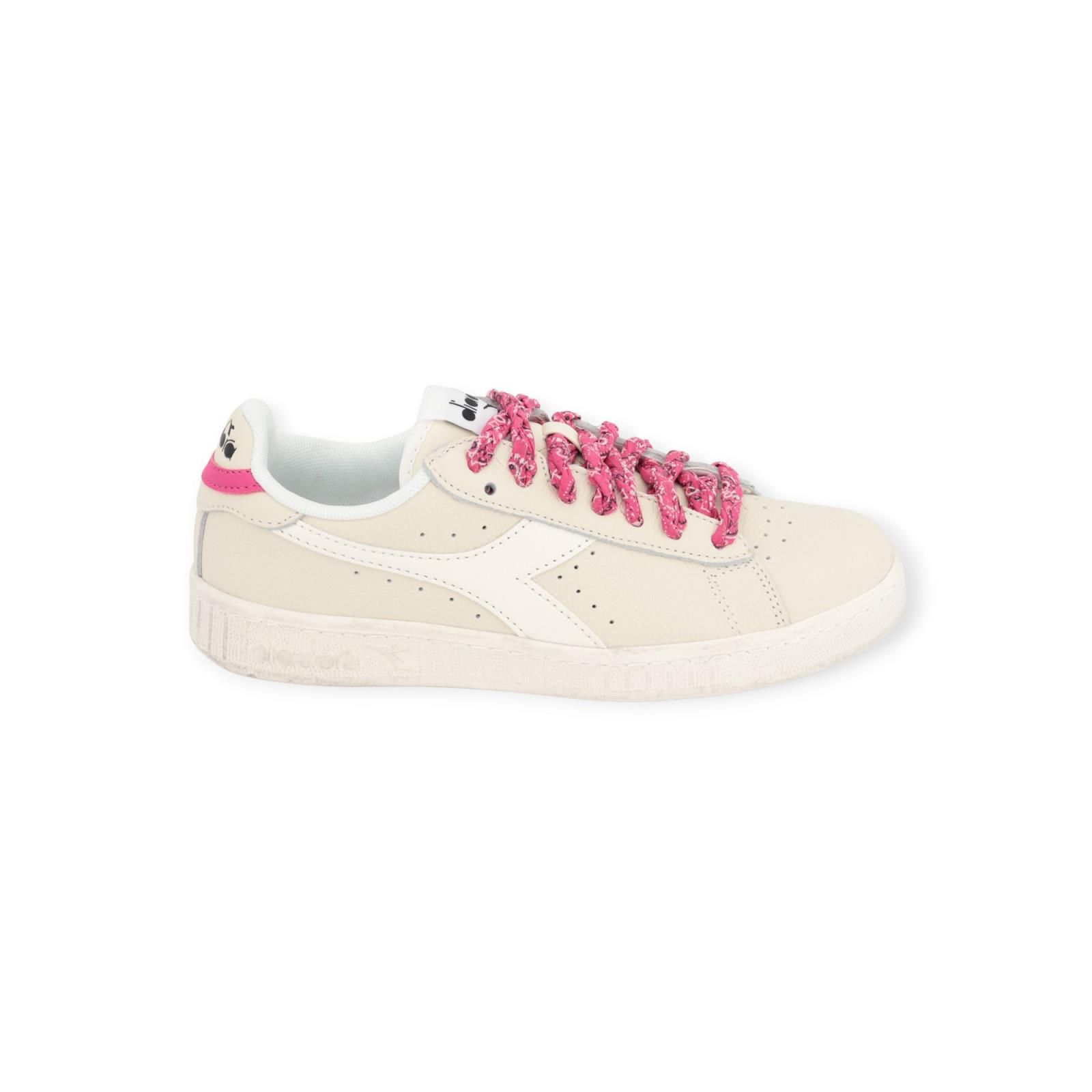 Diadora game low waxed paisley dames sneaker in off wit met roze. Diadora game low waxed paisley dames sneaker in off wit met roze.