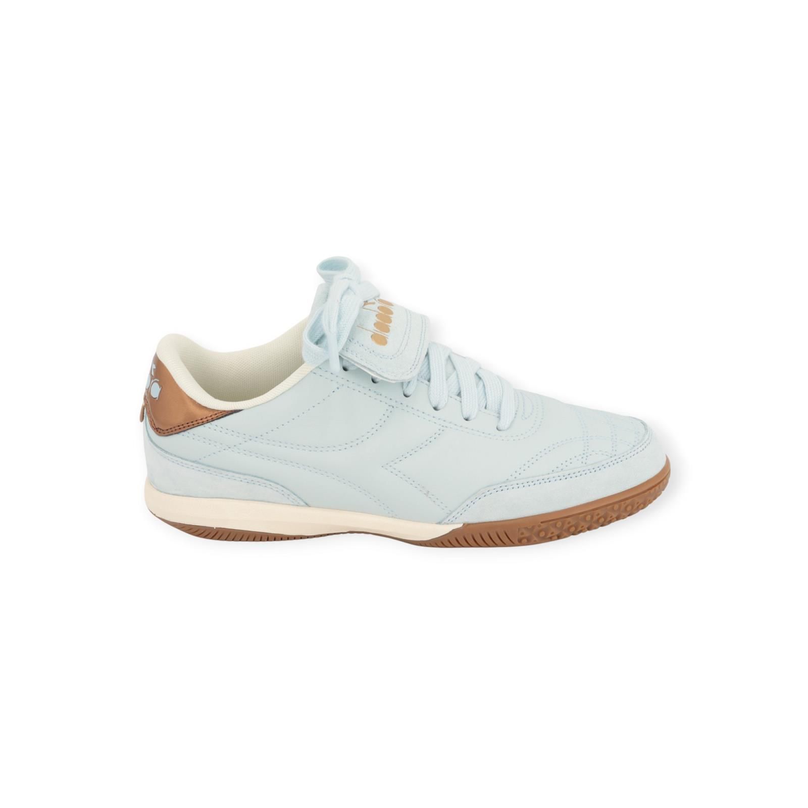 Diadora Gold Indoor Metal dames sneaker in het licht blauw leer. Diadora Gold Indoor Metal dames sneaker in het licht blauw leer.