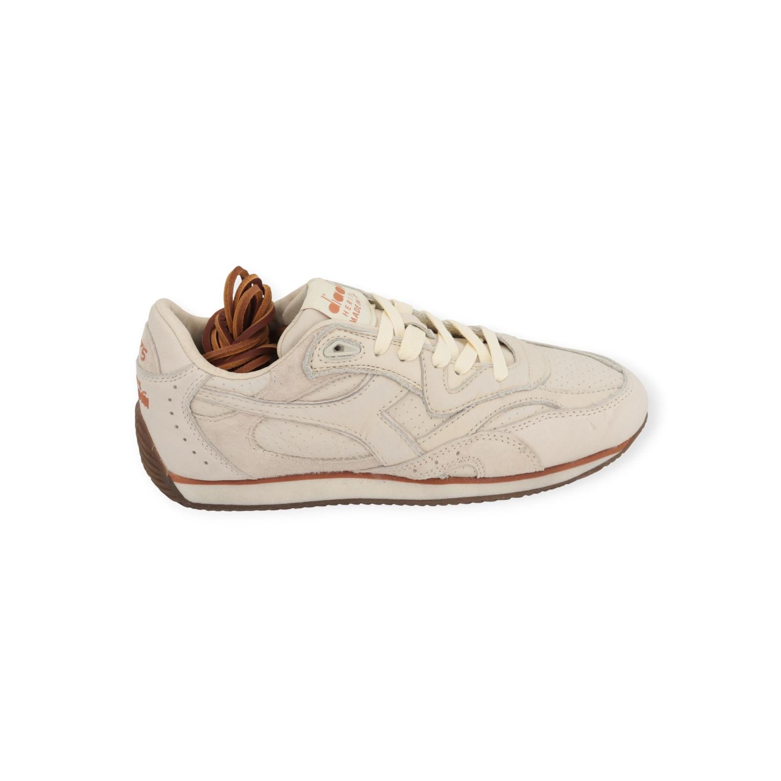 Diadora Heritage Equipe Revenge Dune Used Italie in het wit leer.