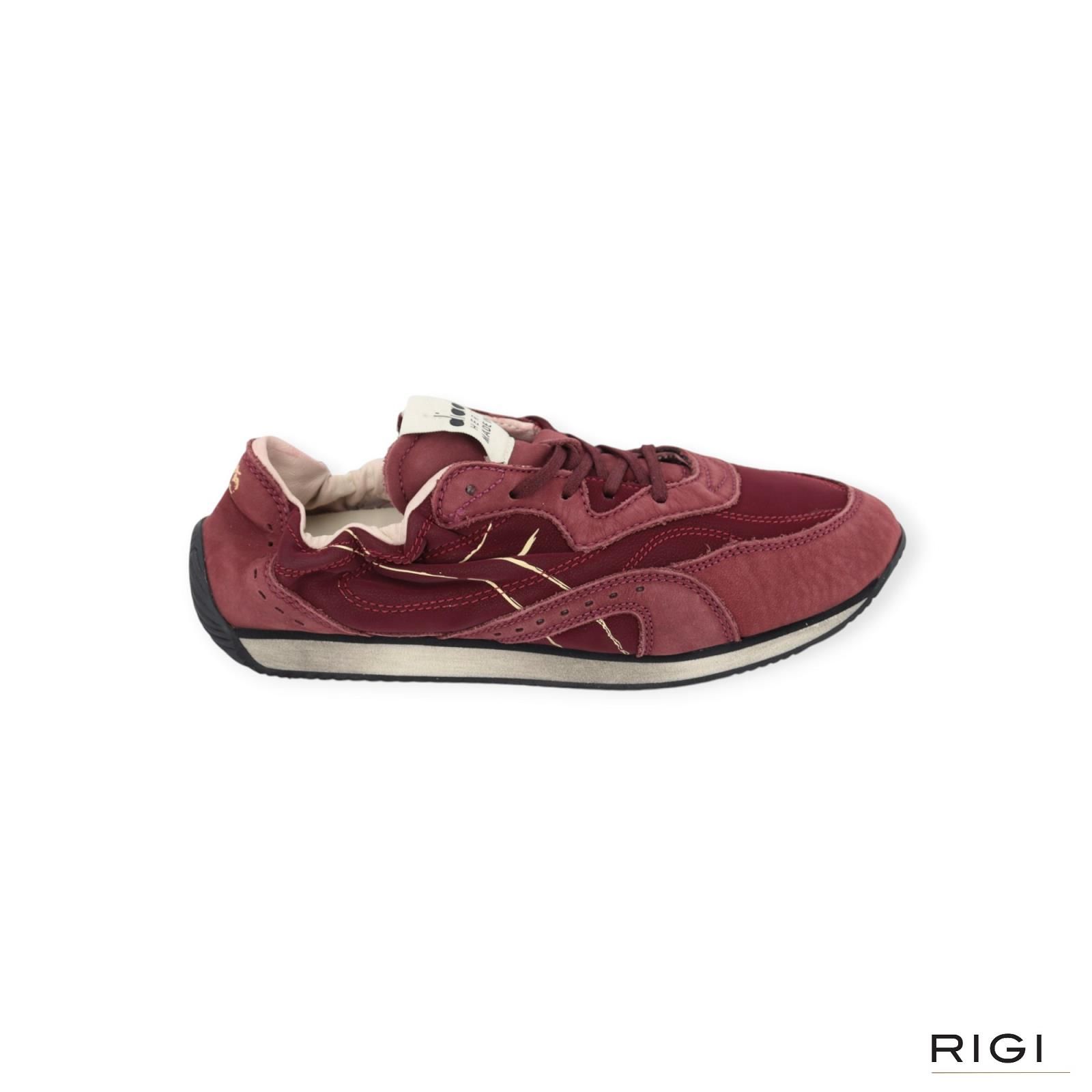 Diadora Heritage Equipe Revenge Etoile dames sneaker in bordeaux suede leer. Diadora Heritage Equipe Revenge Etoile dames sneaker in bordeaux suede leer.