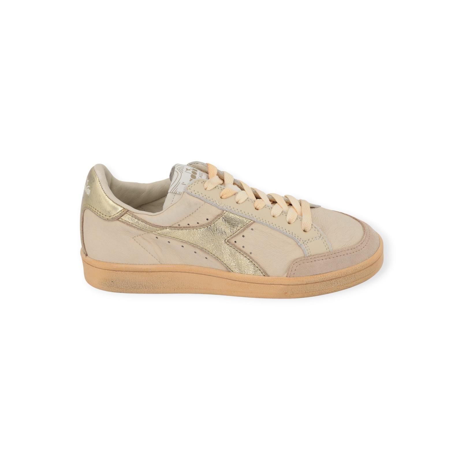 Diadora Heritage prestige aged italia dames sneaker in off wit met goud leer.