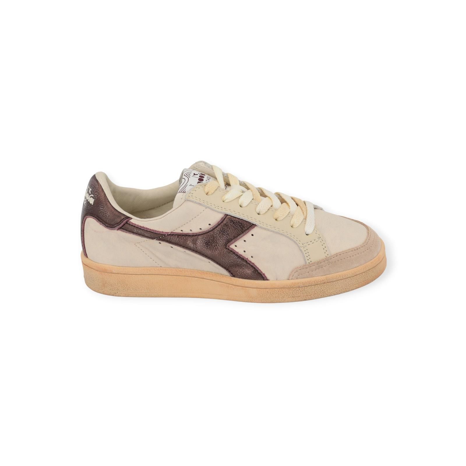 Diadora Heritage prestige aged italia dames sneaker in off wit met brons leer.