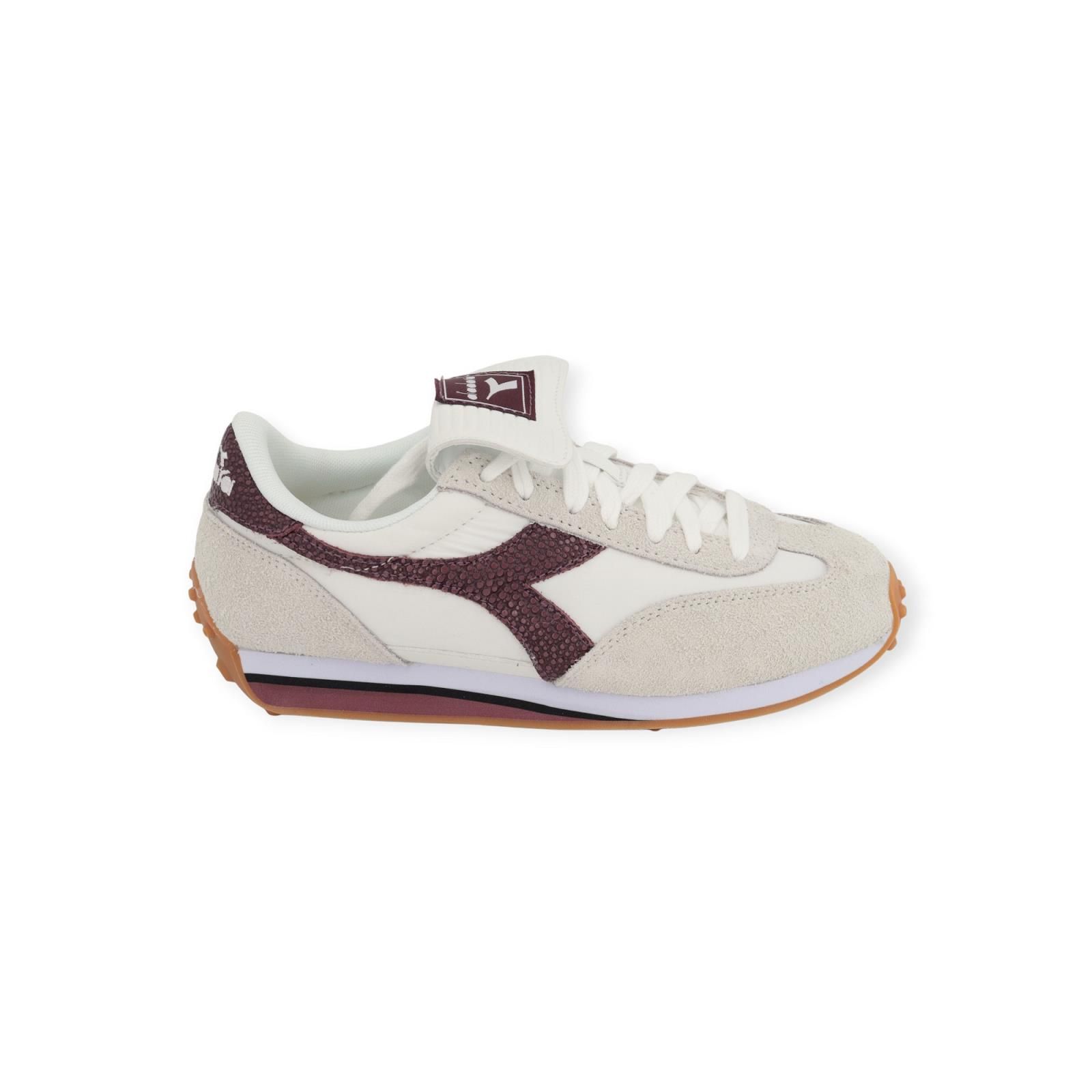 Diadora Rally Indoor dames sneaker in het wit met bordeaux. Diadora Rally Indoor dames sneaker in het wit met bordeaux.