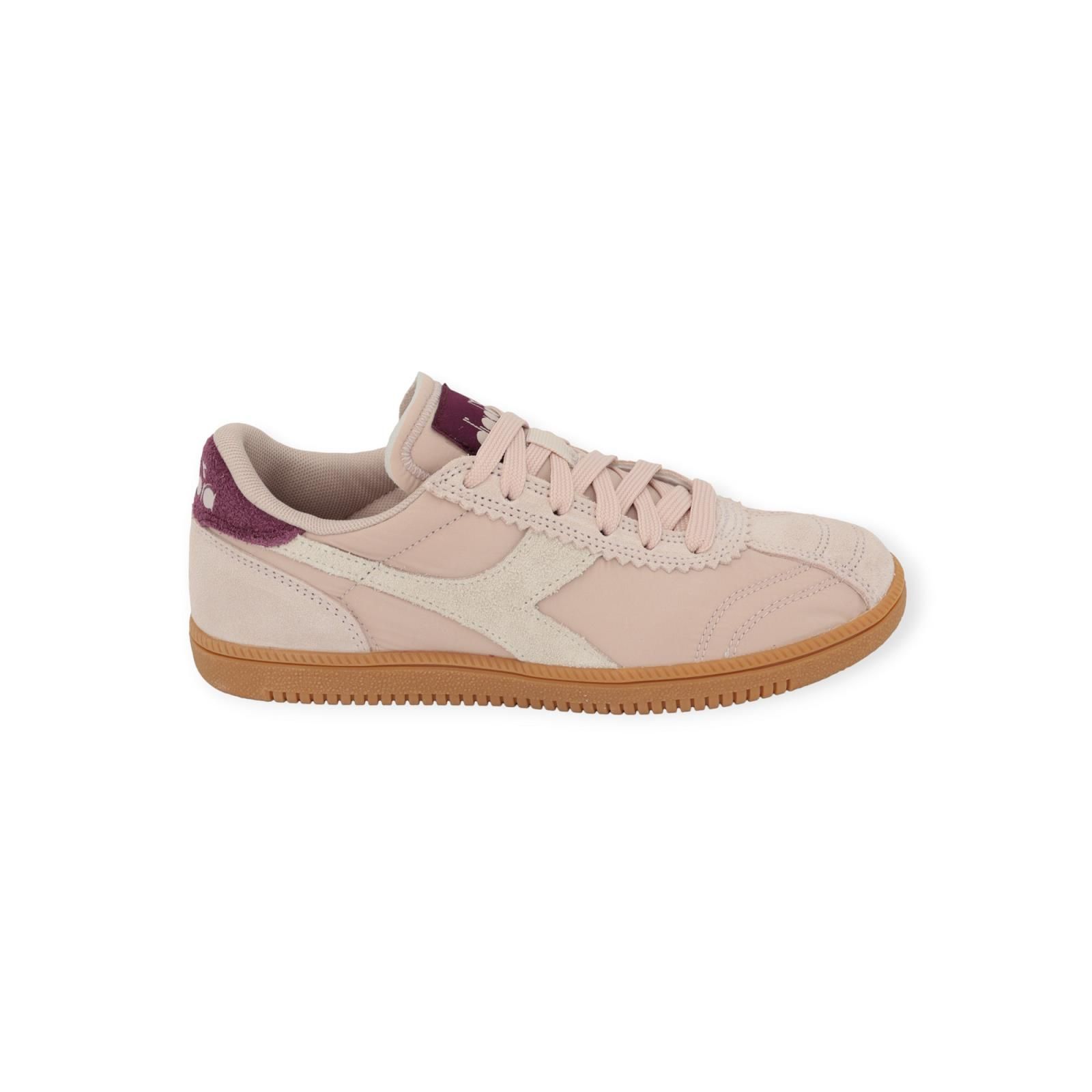Diadora Tokyo sneaker voor dames in nude / roze suede. Diadora Tokyo sneaker voor dames in nude / roze suede.