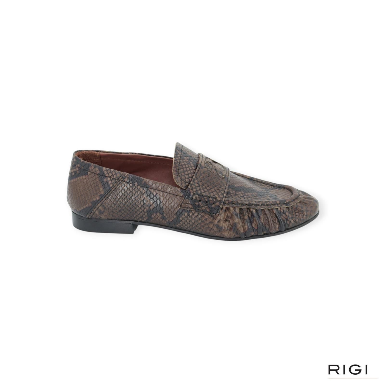 March 23 Teleste loafer, moccasin in taupe, bruin python leer voor dames. March 23 Teleste loafer, moccasin in taupe, bruin python leer voor dames.