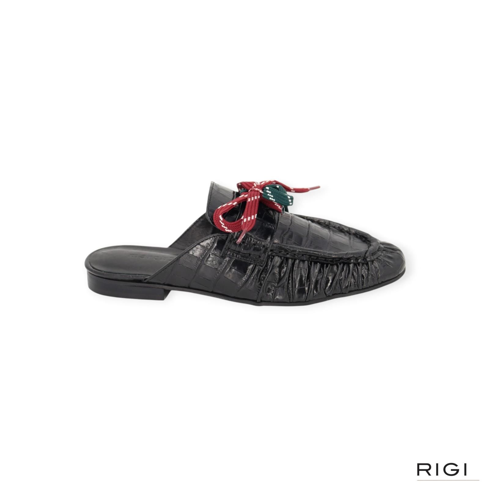 March 23 Tilly Loafer dames slipper in zwarte crocco leer. March 23 Tilly Loafer dames slipper in zwarte crocco leer.