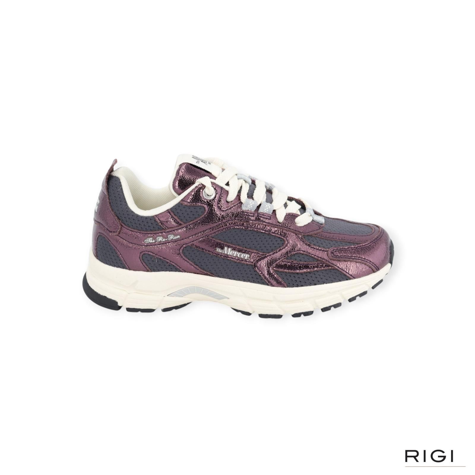 Mercer The Re-Run Cracked sneaker in bordeaux craquelé leer met donkergrijze mesh voor dames. Mercer The Re-Run Cracked sneaker in bordeaux craquelé leer met donkergrijze mesh voor dames.
