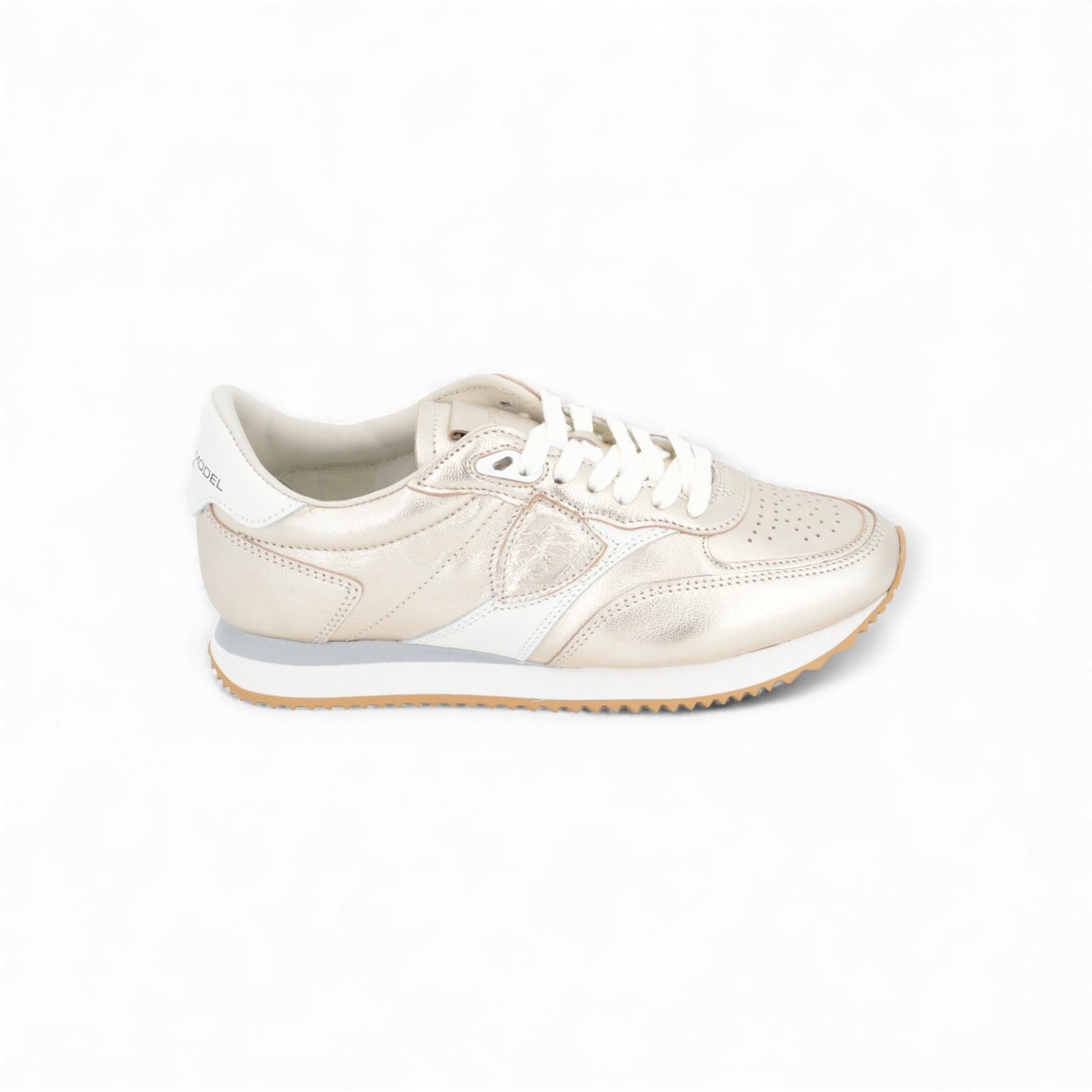 Philippe Model Blville low dames sneaker in goud. Philippe Model Blville low dames sneaker in goud.