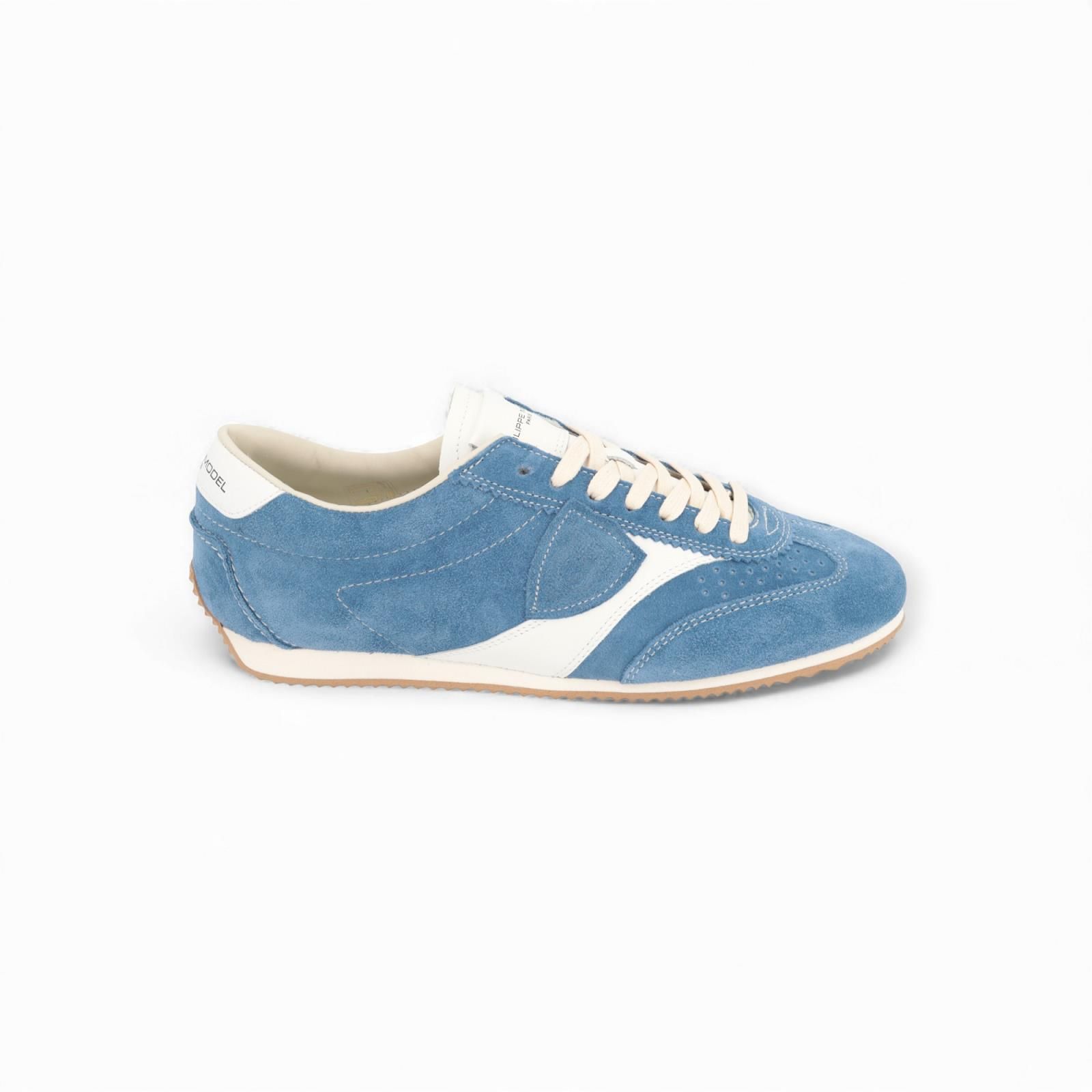 Philippe Model Planche Low heren sneaker in suede licht blauw. Philippe Model Planche Low heren sneaker in suede licht blauw.