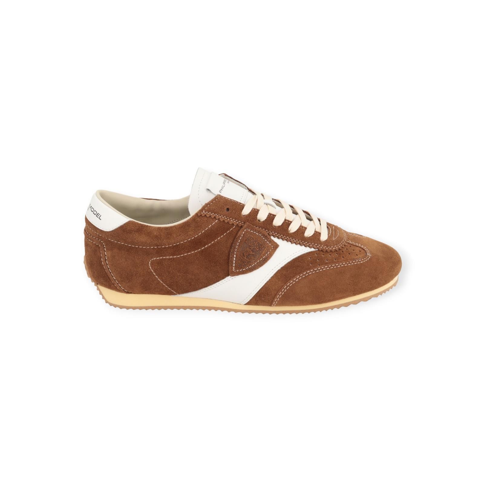 Philippe Model Planche Low heren sneaker in bruin suede. Philippe Model Planche Low heren sneaker in bruin suede.