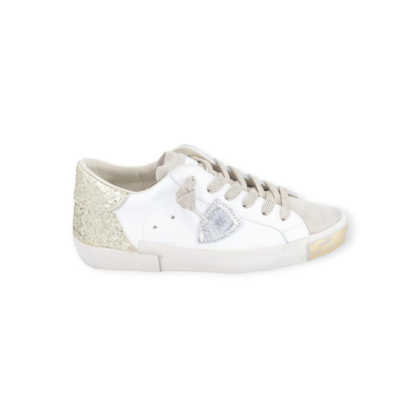 Philippe Model PRSX low dames sneaker in wit met goud glitter. Philippe Model PRSX low dames sneaker in wit met goud glitter.