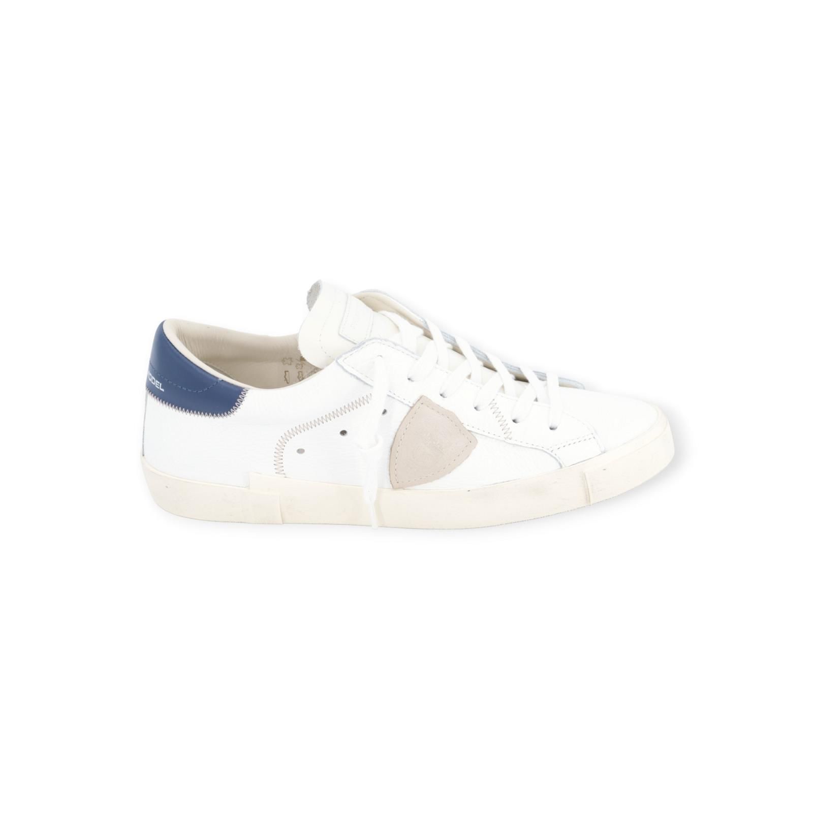 Philippe Model PRSX low heren sneaker wit leer met blauw. Philippe Model PRSX low heren sneaker wit leer met blauw.