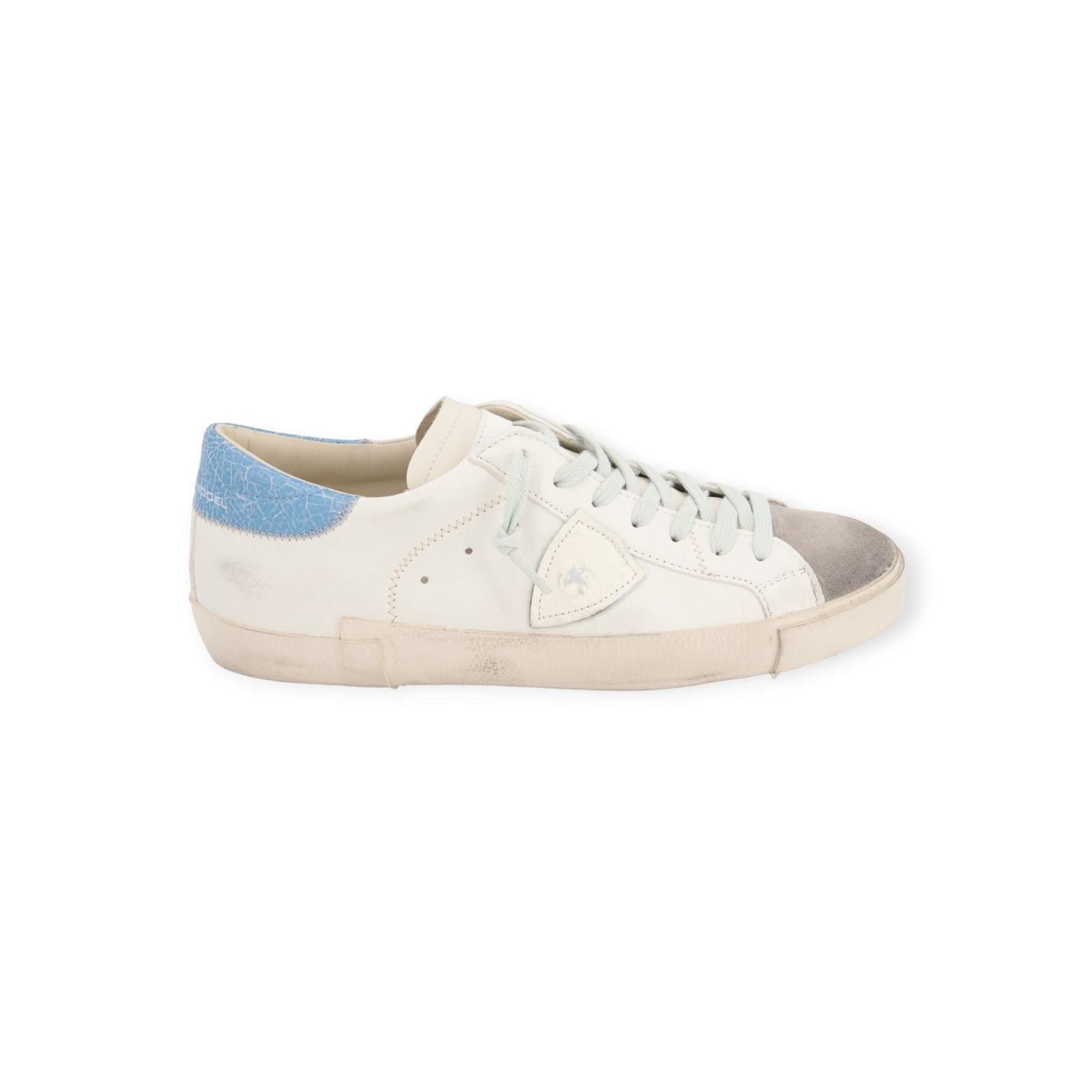 Philippe Model PRSX Low heren sneaker in wit met licht blauw. Philippe Model PRSX Low heren sneaker in wit met licht blauw.