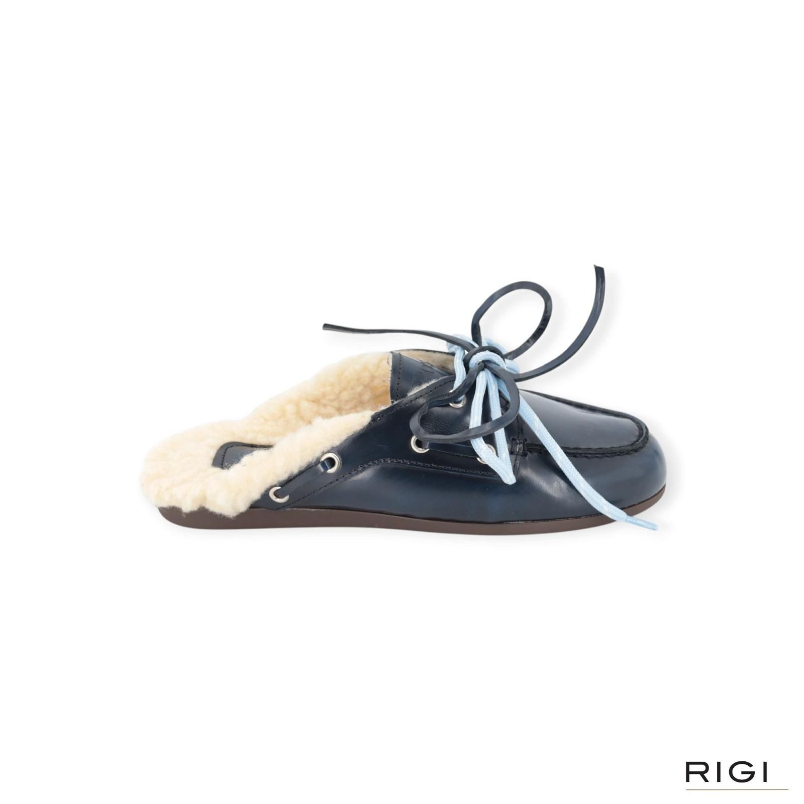 Posa Boat loafer Mule Hairy Fur slipper, muil in blauw glad leer met bont voor dames. Posa Boat loafer Mule Hairy Fur slipper, muil in blauw glad leer met bont voor dames.