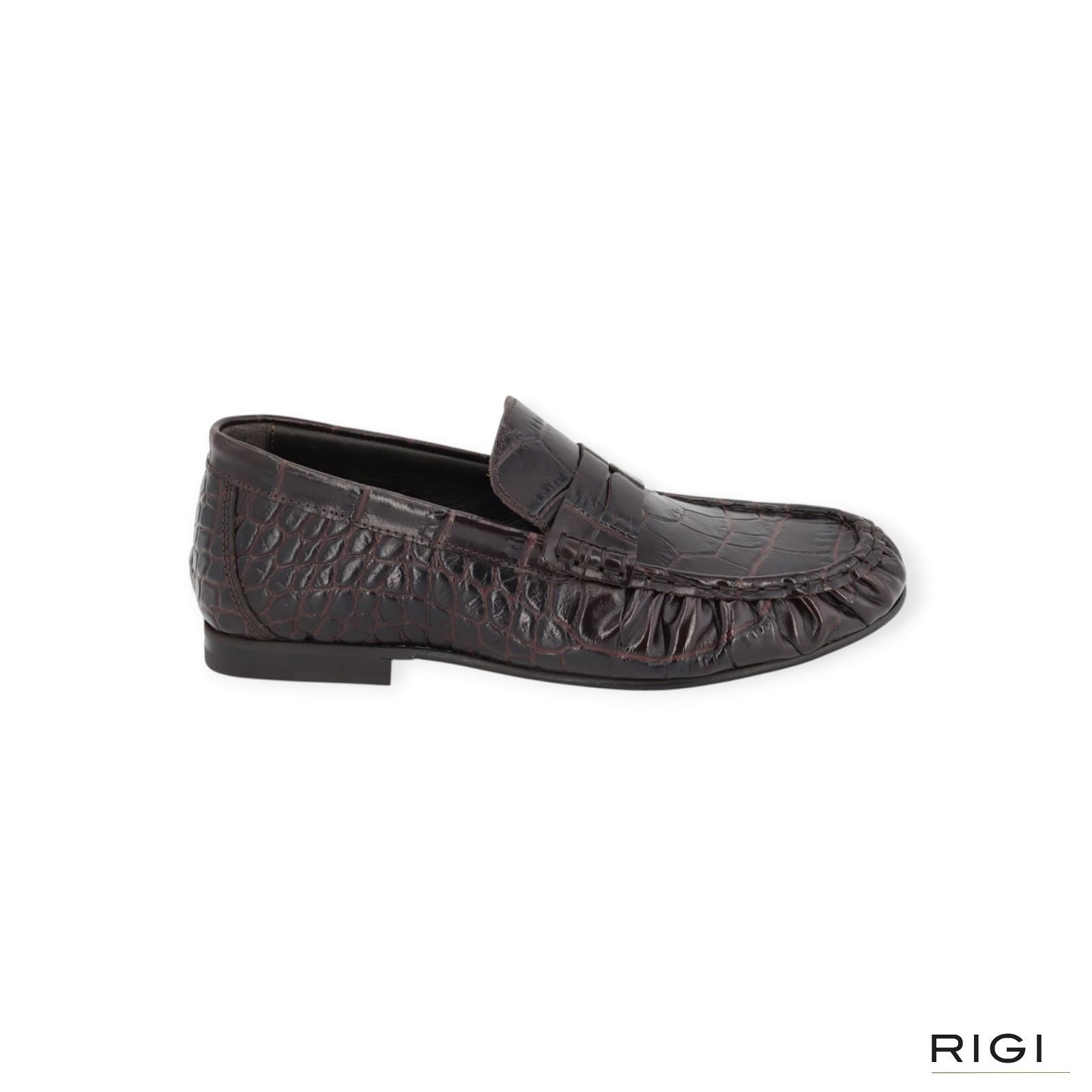 Posa penny loafer wrinkle croco PW43 in bordeaux crocco leer voor dames. Posa penny loafer wrinkle croco PW43 in bordeaux crocco leer voor dames.