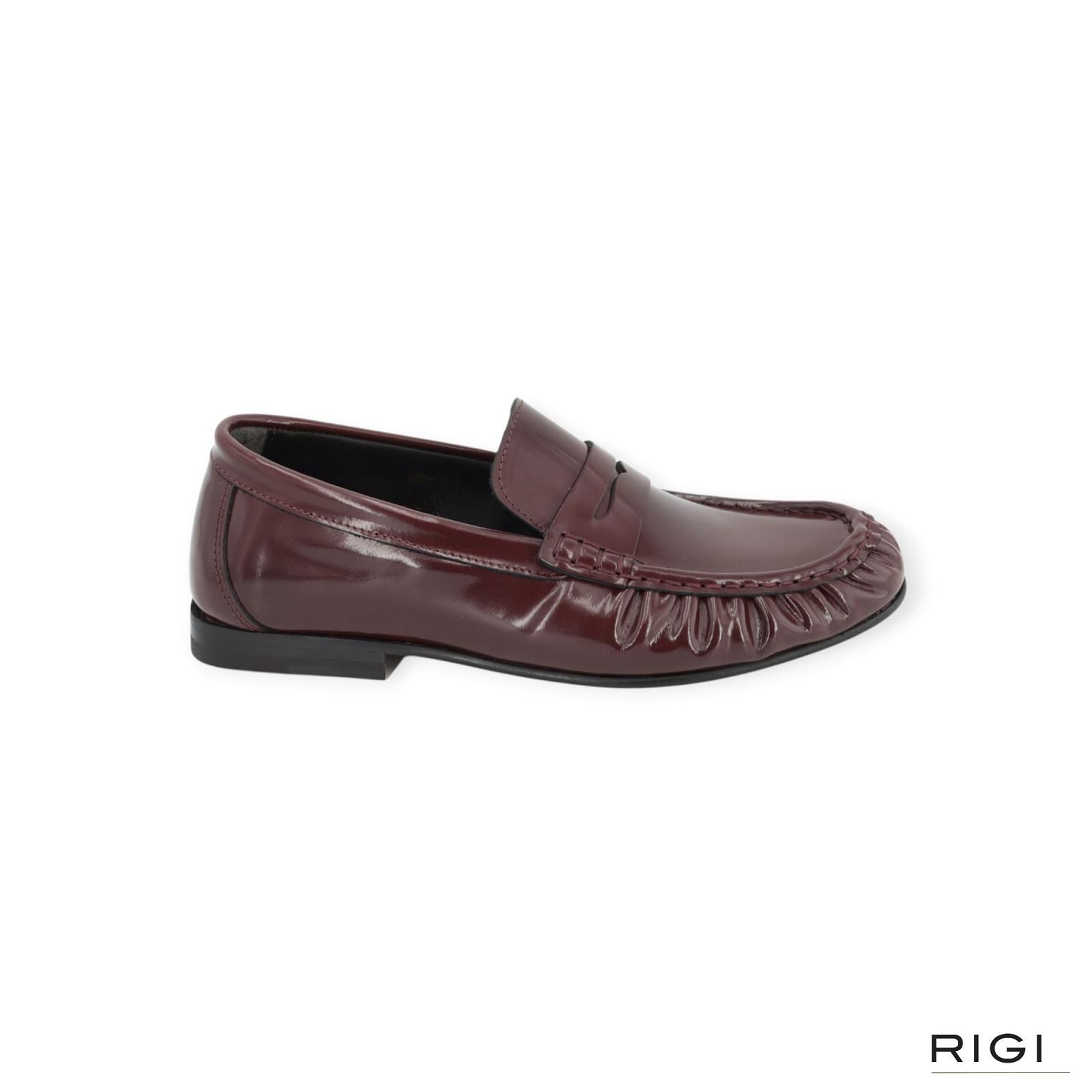 Posa loafer wrinkle mocassin in bordeaux lakleer voor dames. Posa loafer wrinkle mocassin in bordeaux lakleer voor dames.