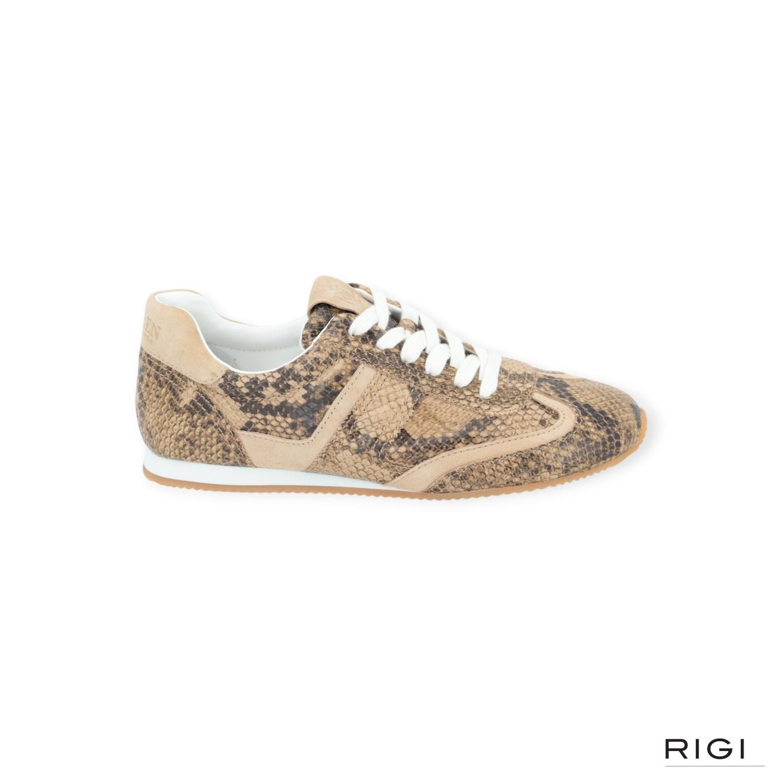 Polo Ralph Lauren sneaker Dani Low Snake in bruine - beige python suède voor dames. Polo Ralph Lauren sneaker Dani Low Snake in bruine - beige python suède voor dames.