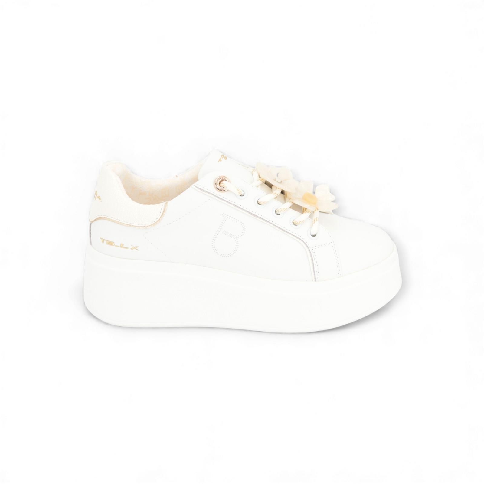 Tosca Blu Clara sneaker voor dames in wit. Tosca Blu Clara sneaker voor dames in wit.