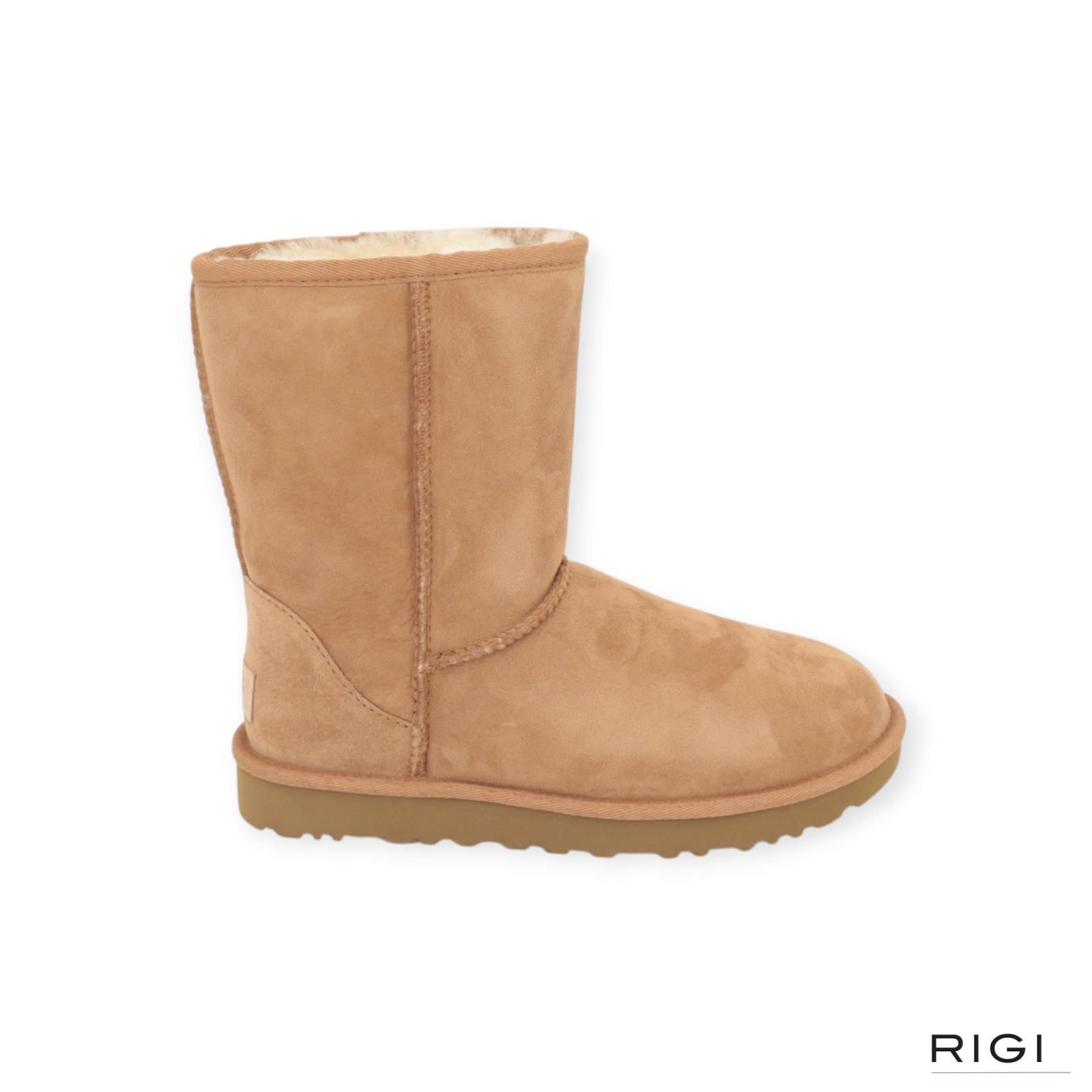 Ugg Classic Short II enkellaars in chestnut, cognac suède voor dames. Ugg Classic Short II enkellaars in chestnut, cognac suède voor dames.