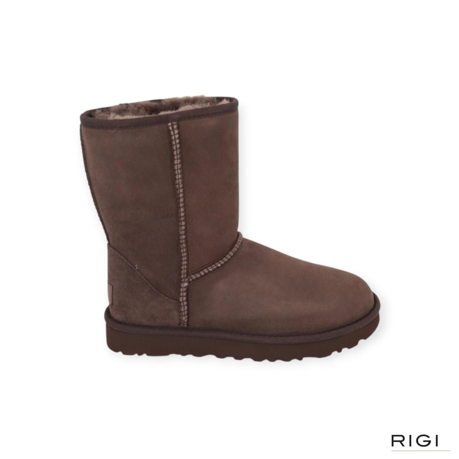 Ugg Classic Short II enkellaars in bruin, Dusted cocoa suède voor dames. Ugg Classic Short II enkellaars in bruin, Dusted cocoa suède voor dames.