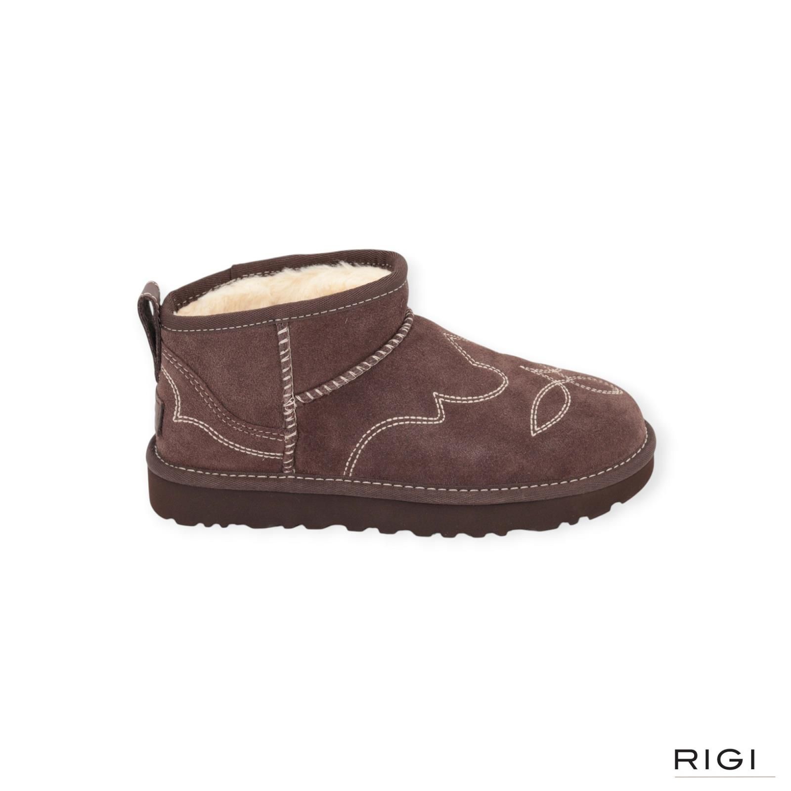 Ugg classic ultra mini enkellaars in bruin BCDR ‘burnt cedar’ western look voor dames. Ugg classic ultra mini enkellaars in bruin BCDR ‘burnt cedar’ western look voor dames.