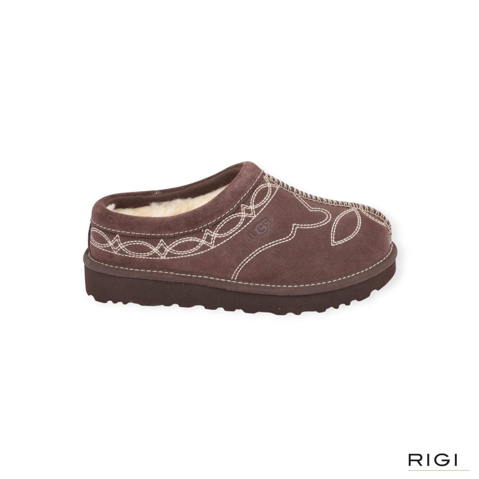 Ugg Tasman Western pantoffel in BCDR ‘burnt cedar’ donkerbruin suède met stiksels voor dames. Ugg Tasman Western pantoffel in BCDR ‘burnt cedar’ donkerbruin suède met stiksels voor dames.