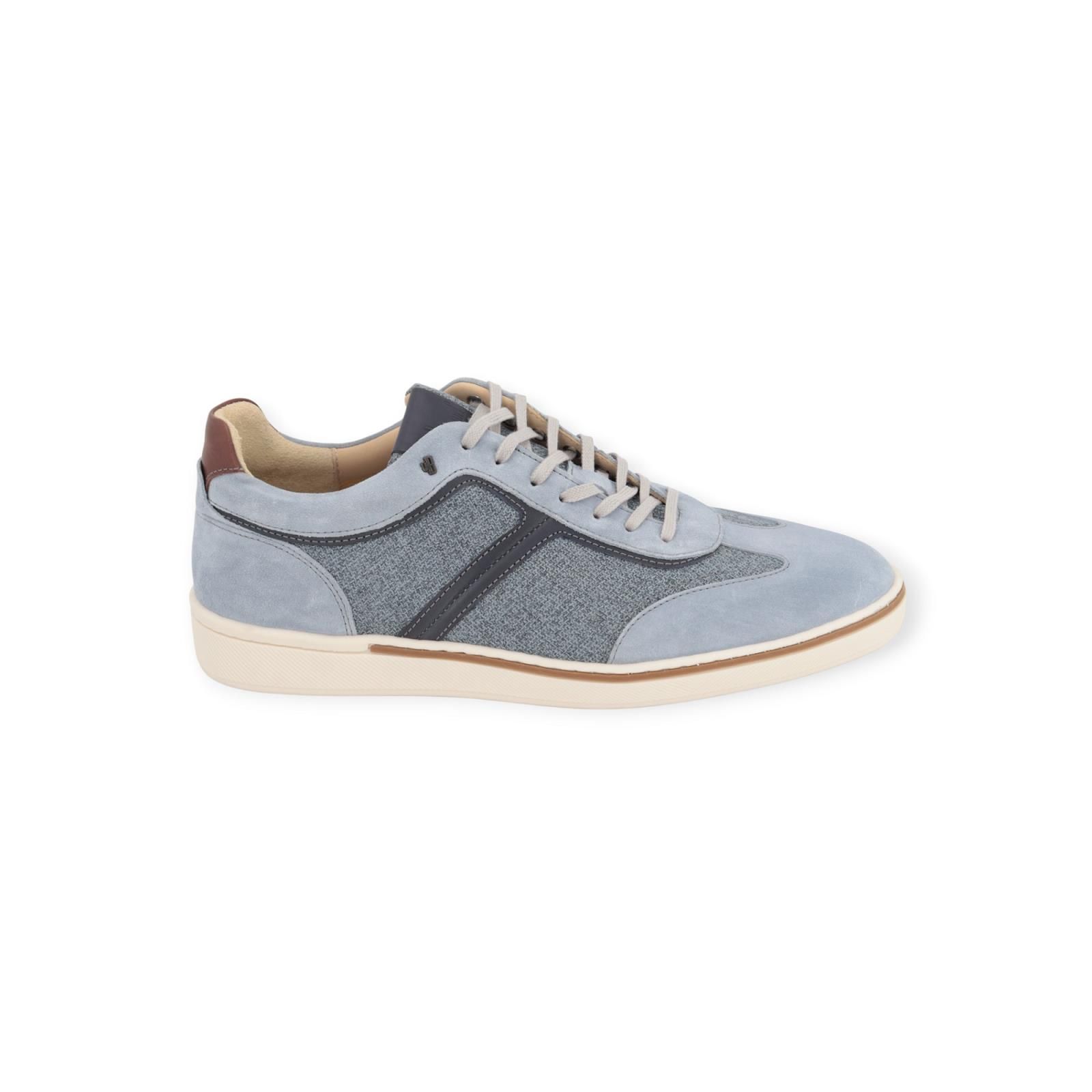 Van Bommel Bora 09.11 in lichtblauw suède voor heren. Van Bommel Bora 09.11 in lichtblauw suède voor heren.