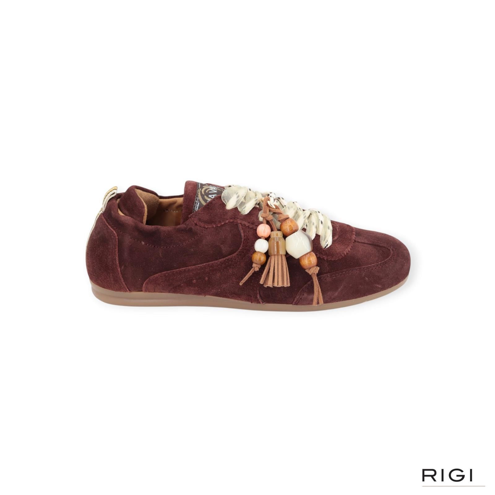 Via Vai June Haven sneaker in bordeaux suède met charms voor dames. Via Vai June Haven sneaker in bordeaux suède met charms voor dames.