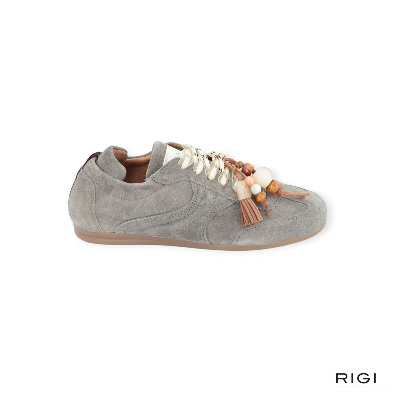 Via Vai June Haven sneaker in grijs suède met charms voor dames. Via Vai June Haven sneaker in grijs suède met charms voor dames.