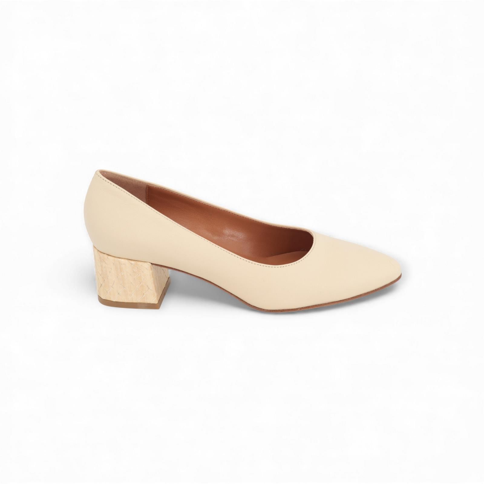 Voltan dames pump 47143 in ‘panna’ ecru kleur. Voltan dames pump 47143 in ‘panna’ ecru kleur.